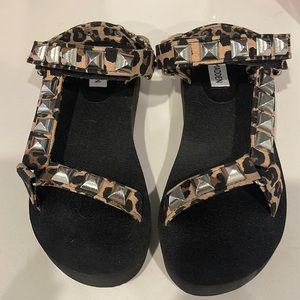 Steve Madden 8 leopard sandal